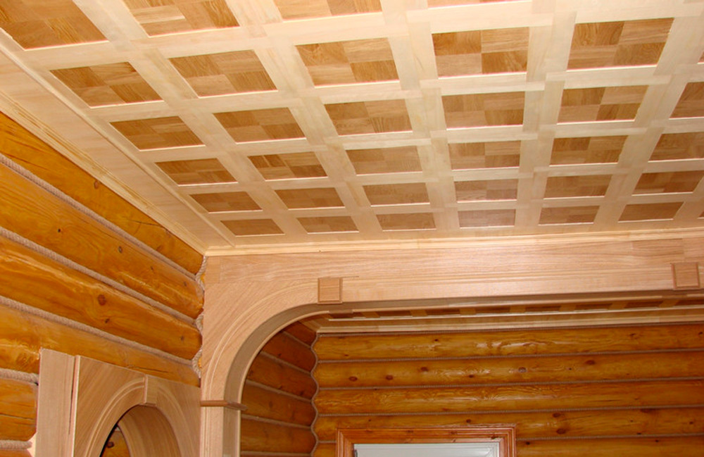 потолок в доме из бревна фанера